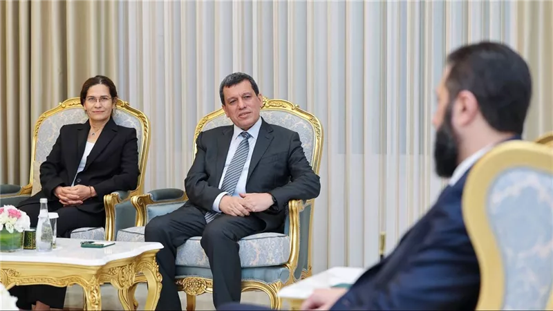 بعد إعلان حل قوات قسد.. الرئيس السوري يستقبل مظلوم عبدي في قصر الشعب 