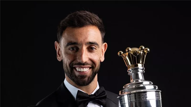 برونو فيرنانديز يتربع على عرش إنجلترا ويتوج بجائزة أفضل لاعب لعام 2026