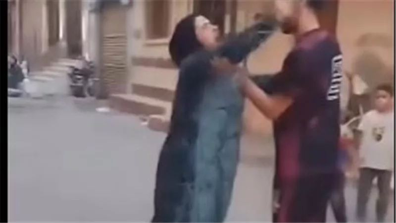 «ضربني وبكى.. وصوّرني واشتكى».. سيدة تعتدي على شخص بالضرب وتتهمه بالاعتداء عليها