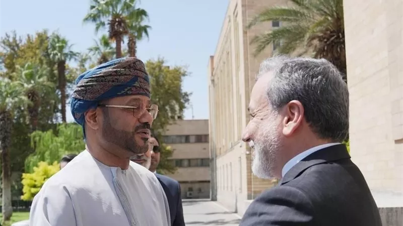 وزير خارجية عمان: نأمل الإعلان قريبًا عن ممر مؤقت عبر مضيق هرمز