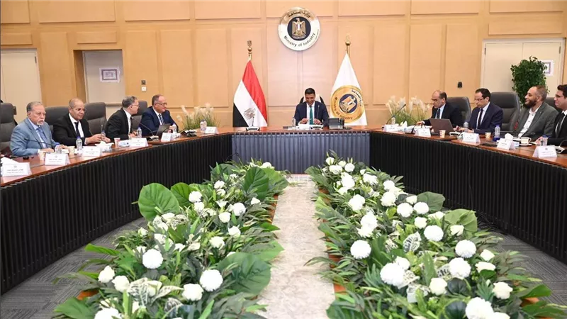 وزير الصناعة يبحث مع غرفة مواد البناء خفض تكاليف الإنتاج وزيادة الصادرات