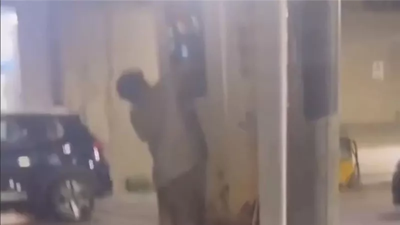 الناس كلها بتعمل إيداع وهو الوحيد اللي عمل سحب.. نباش يفرغ ماكينة القمامة 