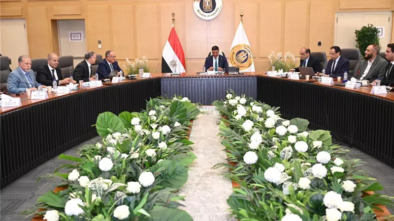 وزير الصناعة يعقد اجتماعًا مع غرفة صناعات مواد البناء بهدف تعزيز الإنتاج