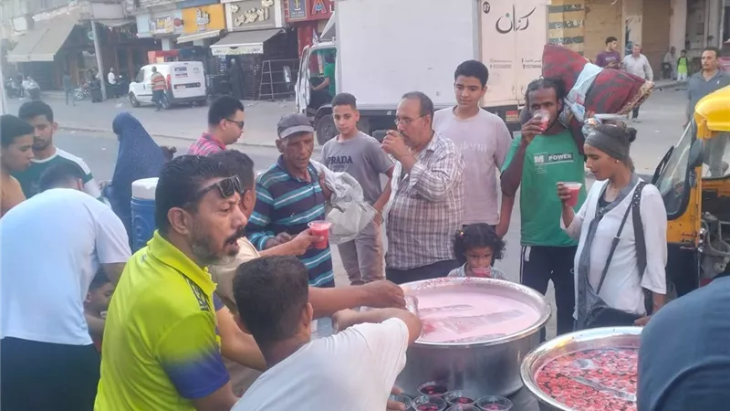 المولد النبوي في كفر الدوار.. توزيع الشربات بالموز والسندوتشات على الأهالي