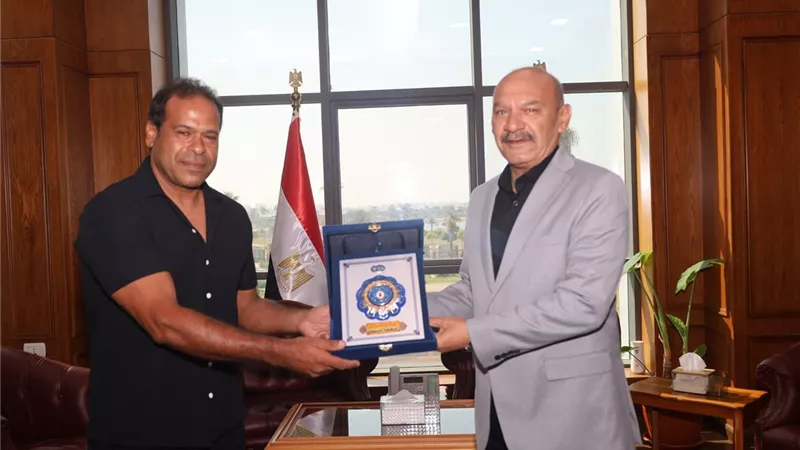 محافظ السويس يكرم مواطنًا لشجاعته في إنقاذ طفل من الغرق
