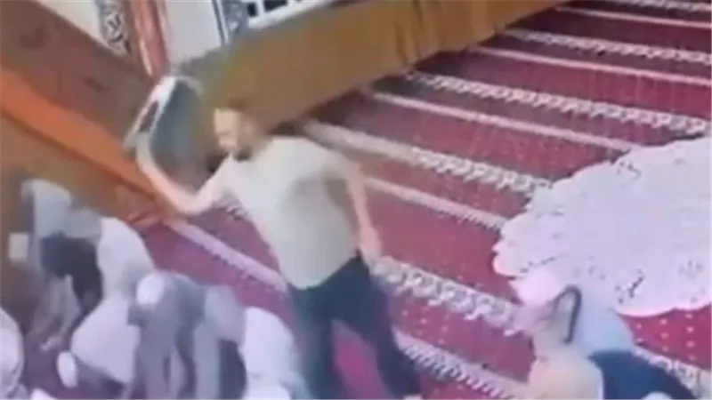 هجوم مفاجئ داخل المسجد.. مصلٍ يضرب الإمام بكرسي أثناء صلاة الجمعة | تفاصيل