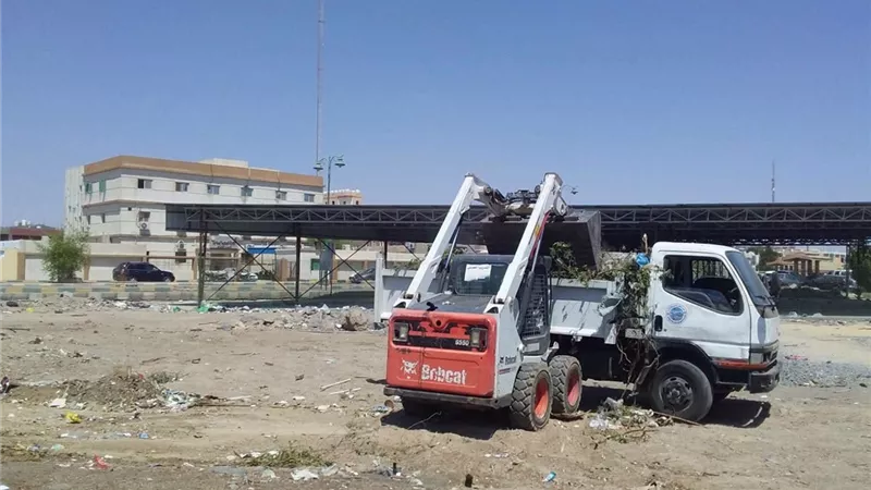  رئيس مدينة سفاجا يتابع استمرار أعمال النظافة والتجريد ورفع المخلفات ببعض المناطق بالمدينة