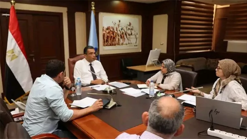 محافظ البحر الأحمر يعقد اجتماعا لبحث سبل عربات الطعام فى مدن المحافظة الرئيسية
