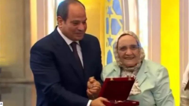 نموذج للإرادة.. الرئيس السيسي يكرم الدكتورة آمال إسماعيل لحصولها على الدكتوراه في الـ83 من عمرها