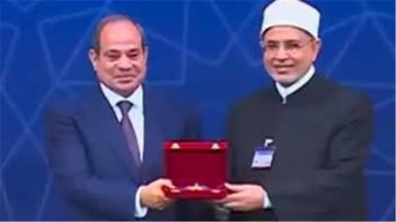 جامعة الأزهر تهنئ الدكتور سلامة داود بوسام العلوم والفنون من الرئيس السيسي