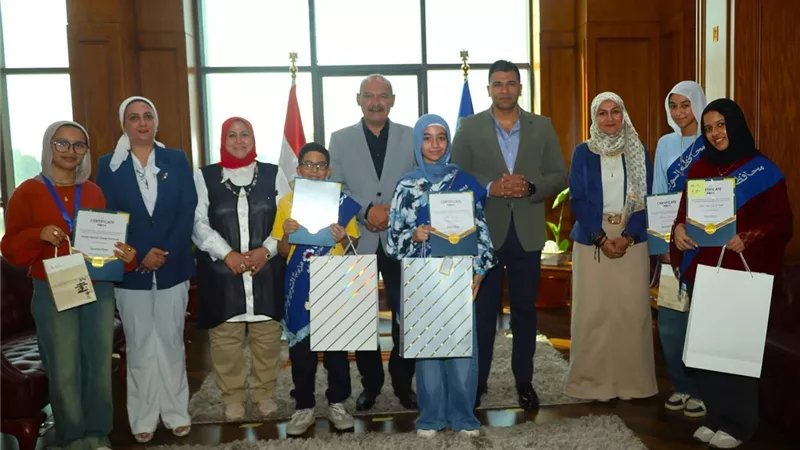 محافظ السويس يكرم 5 موهوبين حصدوا المراكز الأولى والثانية في مسابقة «نينجبو» 