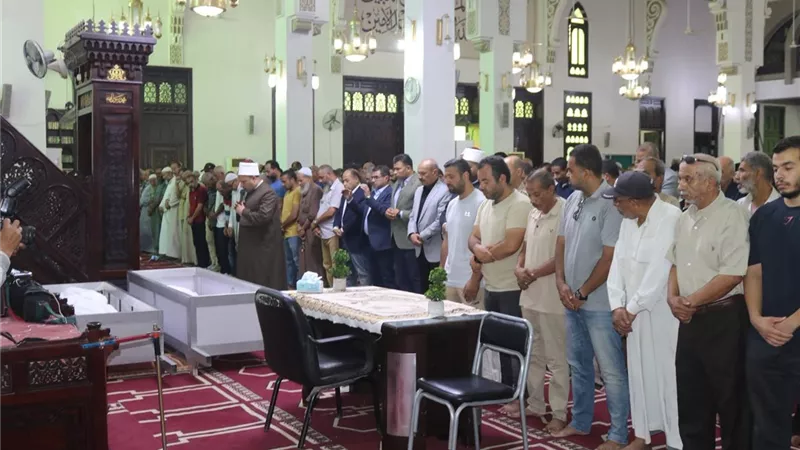 محافظ السويس يشارك في تشييع جنازة بطل أكتوبر عادل أحمد عثمان
