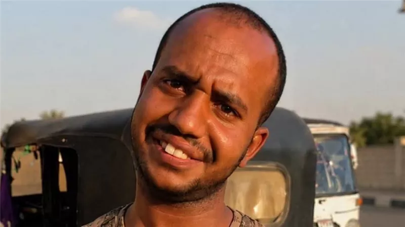 سائق توك توك يعثر على 5 آلاف دولار وآيفون لسياح أجانب في أسوان