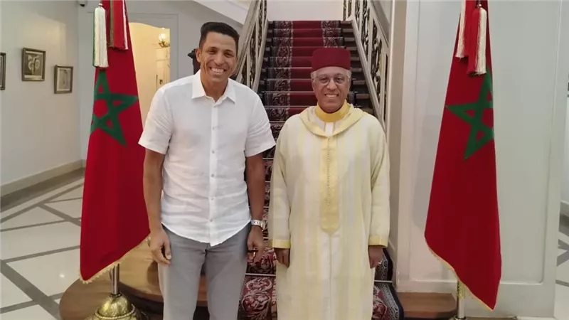 سفير المغرب يستقبل مدرب الأهلي حسين عموتة بمقر السفارة بالقاهرة