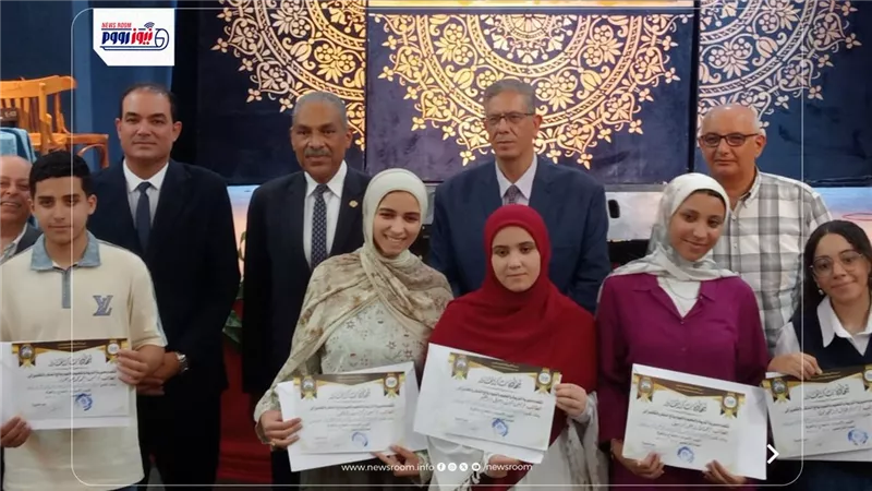 سكرتير عام الفيوم يكرم أوائل الثانوية العامة والدبلومات الفنية والأعدادية