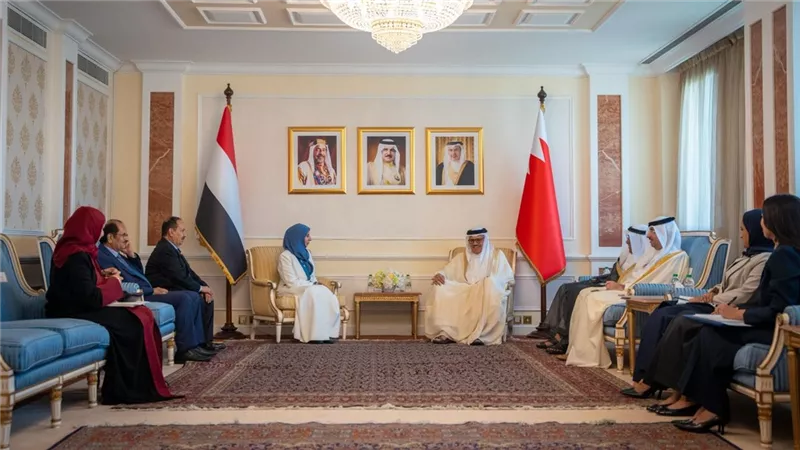 البحرين واليمن تبحثان تداعيات الملاحة في هرمز وباب المندب