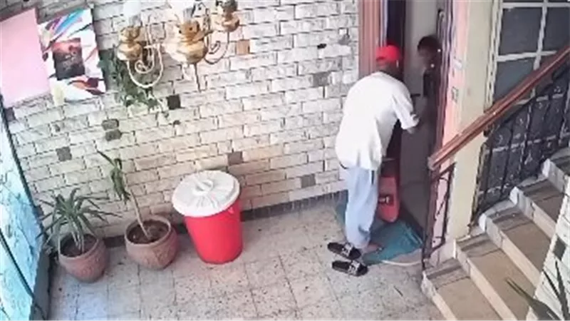 «عمل نفسه دليفري».. مندوب يحاول اقتحام شقة سيدة بالقوة.. وفيديو يوثق اللحظات المرعبة