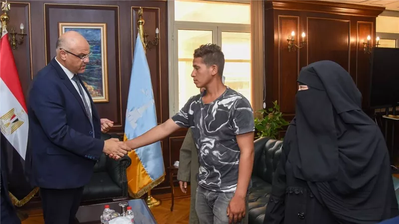 محافظ الإسكندرية يكرم أسرة شهيد الواجب العامل محمود إبراهيم حسيني