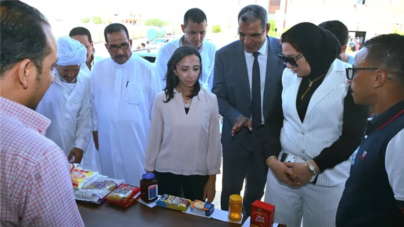 أسعار مخفضة وتنوع كبير.. محافظ البحيرة تتفقد سوق اليوم الواحد بالحمراء