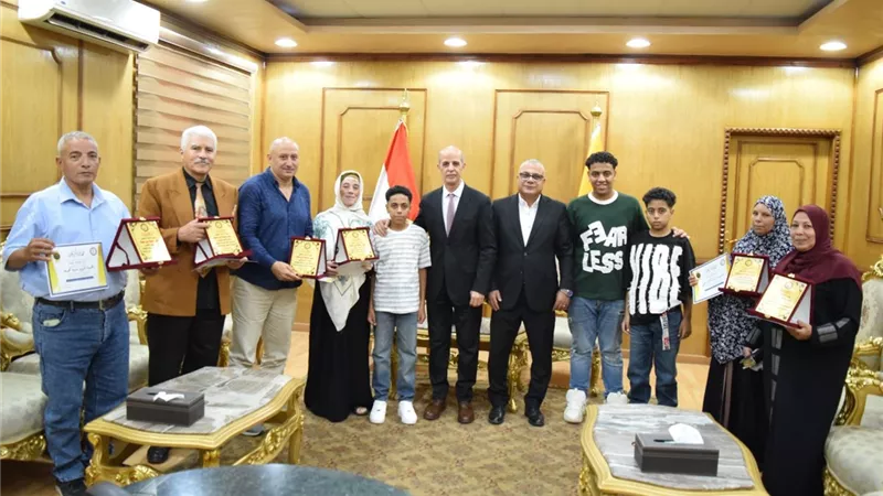 تهنئة بالمولد النبوي وتكريم إداريين بلغوا السن القانونية بجامعة بنى سويف