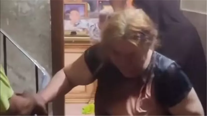 استغاثة لإنقاذ سيدة مسنة بالسيدة زينب من أبنائها.. «اعتدوا عليها وسحلوها»