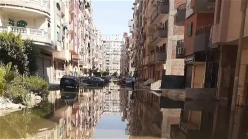 استجابة لشكاوى المواطنين.. رفع تراكمات المياه بمنطقة 