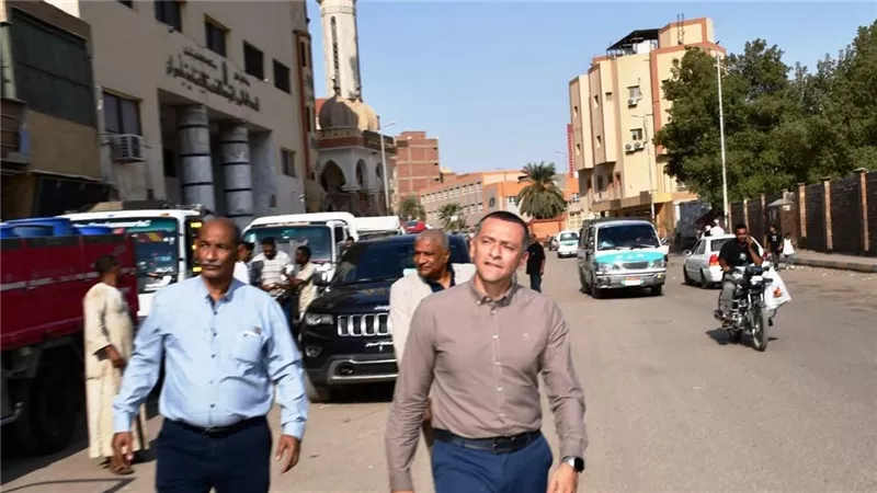 محافظ أسوان يوجه بسحب رخص مخالفين ويشدد الرقابة على توزيع الوقود 