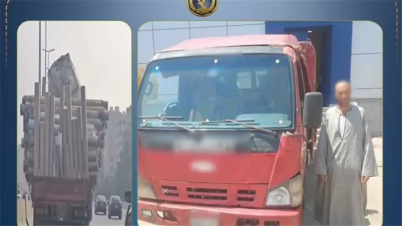 سقوط سائق نقل حمّل سيارته بأحمال زائدة وعرض المواطنين للخطر في الفيوم