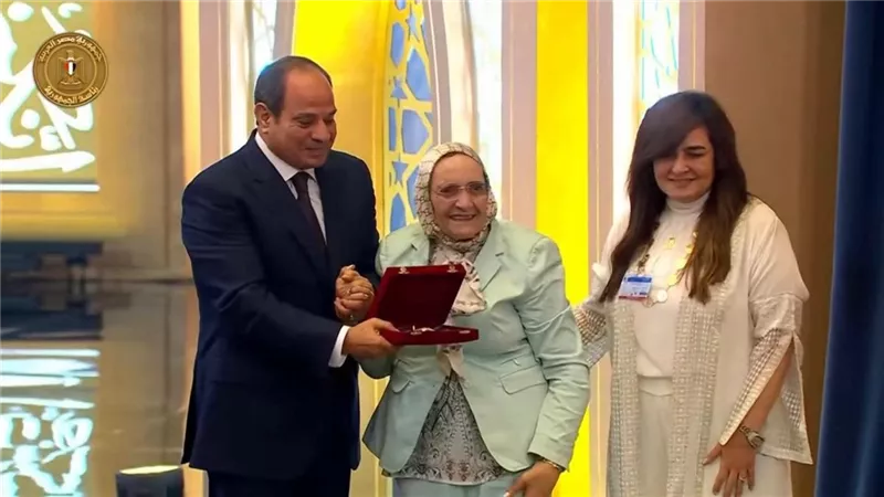 «تحيرت كيف أصفك».. سيدة الـ83 عامًا توجه رسالة للرئيس السيسي بعد تكريمها