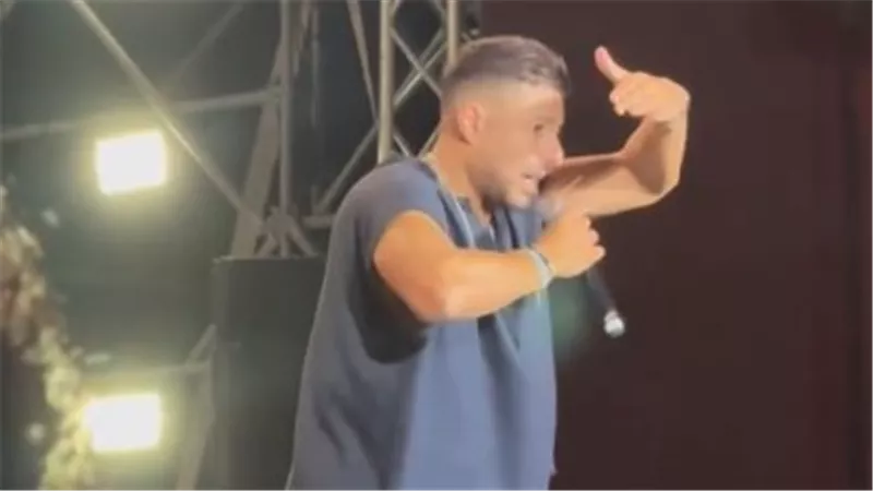 محمد حماقي يعطل حفله ليطمئن على فتاة أغمي عليها بحفله بالعلمين الجديدة 