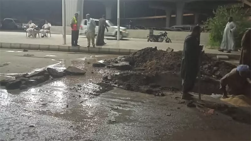 انتهاء أزمة كسر خط المياه بعد 7 ساعات عمل في الزينية بالأقصر