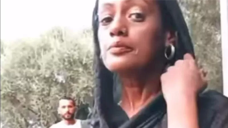«اتخضت وغيرت ملامحها»..شاب مصري يفاجئ بلوجر خلال لايف بعد حديثها عن مصر 
