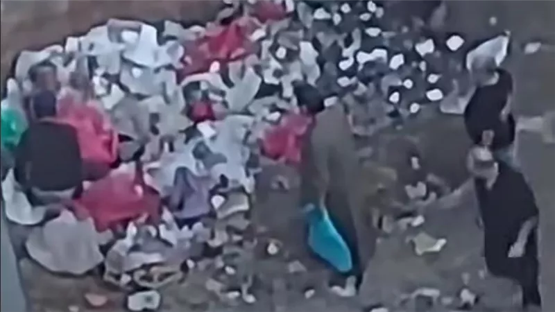 واقعة مؤسفة.. شاب يعتدي على والدته ويلقي بها في القمامة وسط ذهول المارة|شاهد 