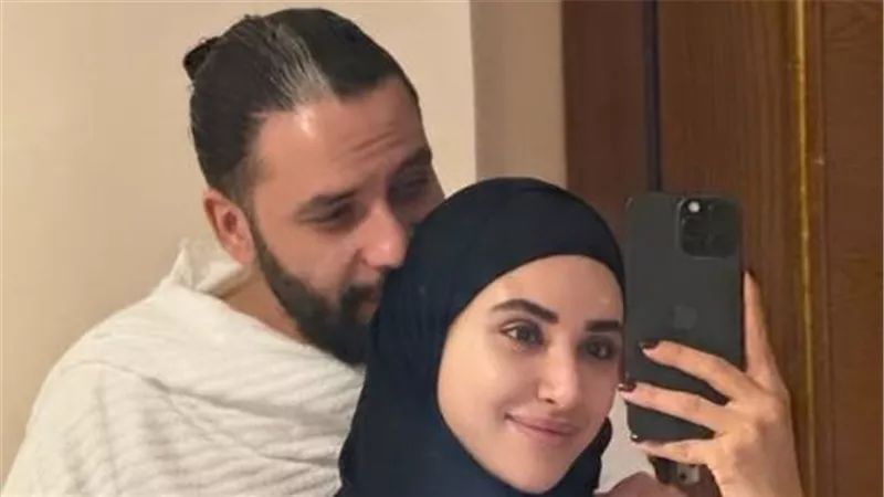 لأول مرة .. آية سماحة تؤدي مناسك العمرة مع زوجها                              
