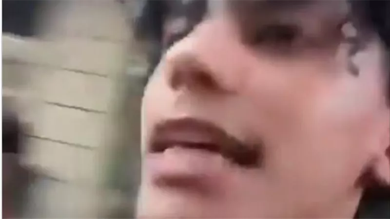 «أنت من بلد الفول والطعمية.. يا عم غور».. مشجع ليبي يهاجم محمد صلاح في مشهد صادم