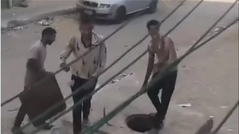  «بتعمل صيانة ولا بتسرق؟».. مجهولون يخلعون أغطية بلاعات الجيزة وامرأة تواجههم: «أنا بصورك»