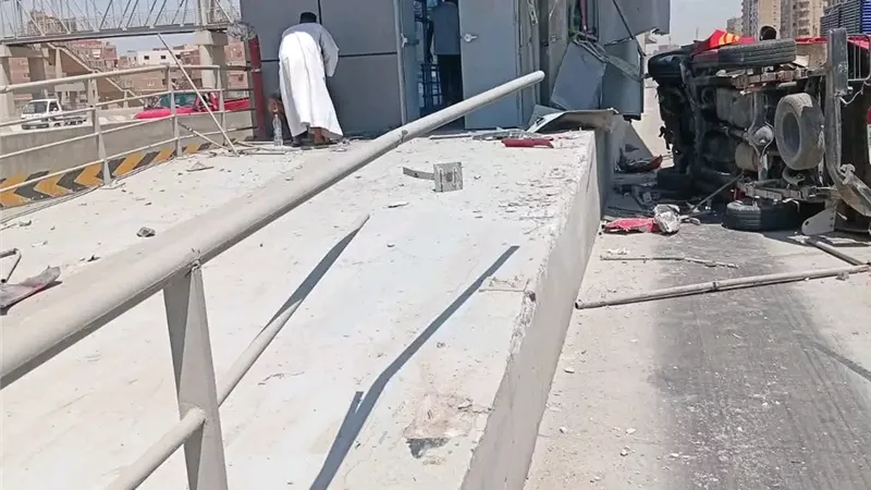 سيارة ملاكي تصطدم بأجزاء من محطة بهتيم بعد دخولها مسار الأتوبيس الترددي