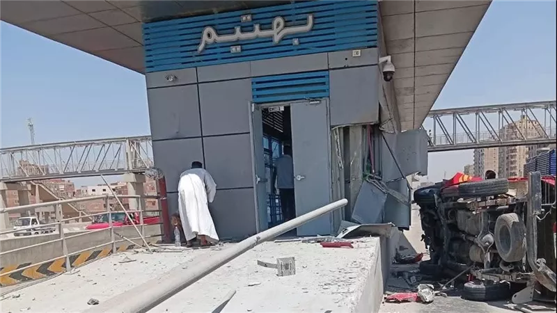 اصطدام سيارة بجزء من محطة الاتوبيس الترددى ببهتيم بعد انحراف قائدها عن مساره