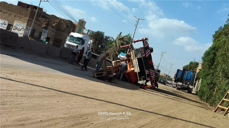 انقلاب ونش اثناء أعمال لتحميل على طريق الباجور القناطر الخيرية