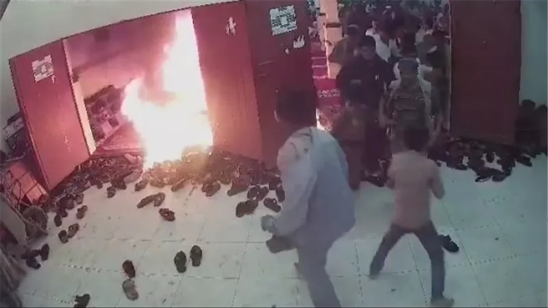 واقعة مؤسفة في مأرب.. شخص يُقدم على إحراق نفسه وسط ظروف غامضة | فيديو