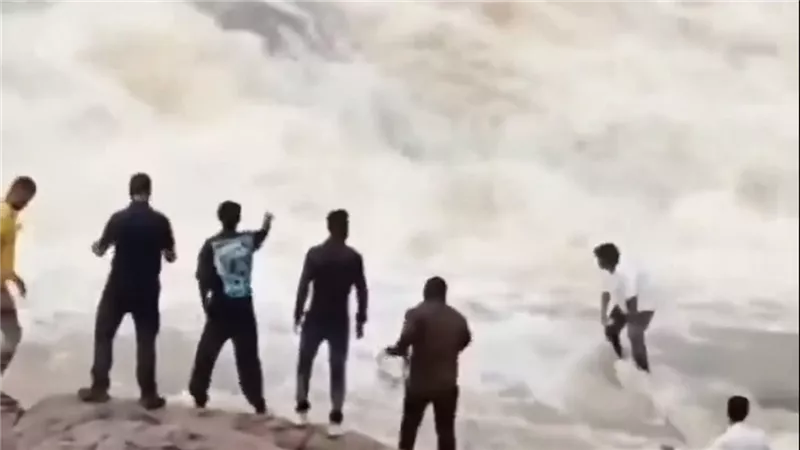 «كان بيدور على اللايكات فابتلعه الشلال».. مأساة يوتيوبر خسر حياته أمام الكاميرا