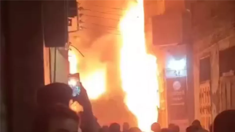 السيطرة على حريق ورشة تنجيد بشارع فكري زاهر بدمياط دون خسائر بشرية