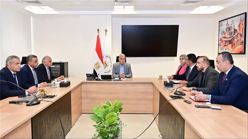 وزير الري يبحث تغطية المجاري المائية واستغلال أراضي الوزارة مع أعضاء «النواب»