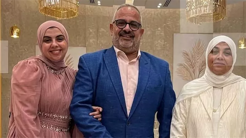 نهاية مؤلمة  الأب حاول إنقاذ زوجته وابنته فماتو جميعا داخل السيارة 