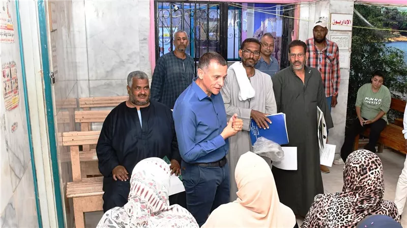محافظ أسوان يفاجئ القومسيون الطبي بالنفق.. توجيهات بحسن معاملة المواطنين 