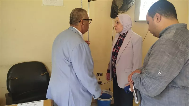 نائب رئيس جامعة بنها للدراسا العليا تتفقد إجراءات الكشف الطبي على الطلاب الجدد
