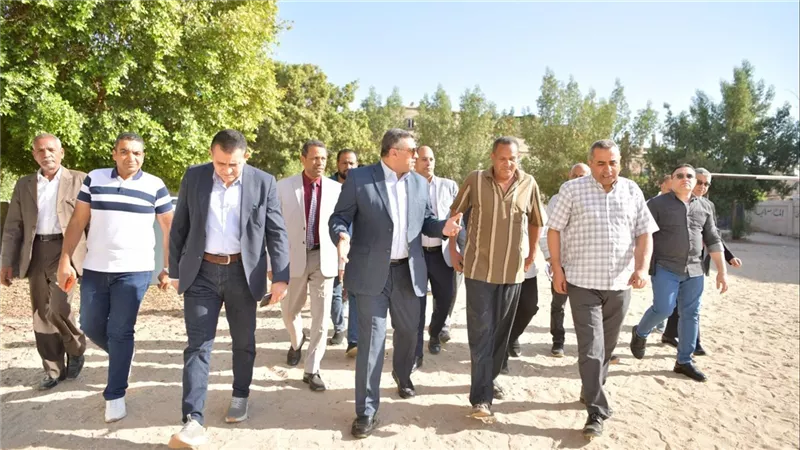 محافظ قنا يحيل مدير ووكيل مدرسة للتحقيق ويعفي مدير أخرى قبل بدء الدراسة