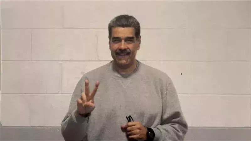 ظهر مبتسما.. صور جديدة لمادورو داخل محبسه في أمريكا