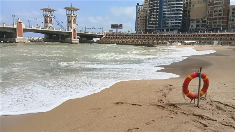 لليوم الثاني.. شواطئ الإسكندرية ترفع الراية الحمراء وتمنع السباحة