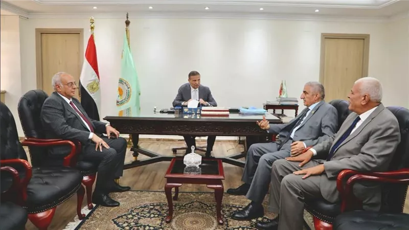 وزير الزراعة يستقبل مدير 